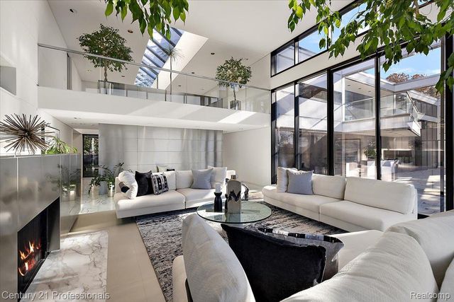 5904 Wing Lake Road, Bloomfield Charter Township, MI 48301