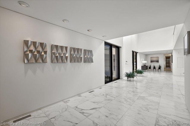 5904 Wing Lake Road, Bloomfield Charter Township, MI 48301