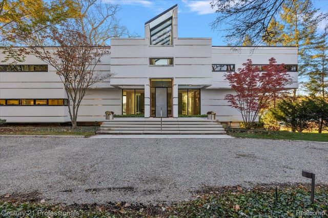 5904 Wing Lake Road, Bloomfield Charter Township, MI 48301