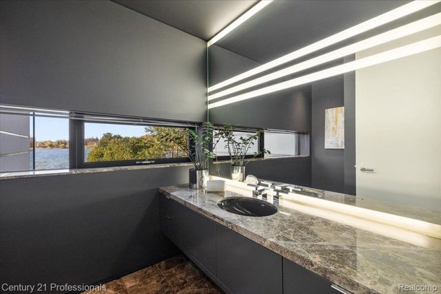 5904 Wing Lake Road, Bloomfield Charter Township, MI 48301