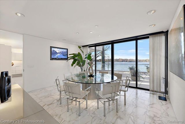 5904 Wing Lake Road, Bloomfield Charter Township, MI 48301