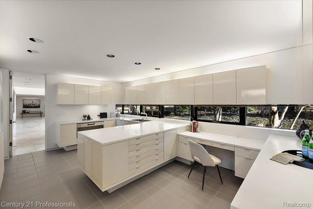 5904 Wing Lake Road, Bloomfield Charter Township, MI 48301