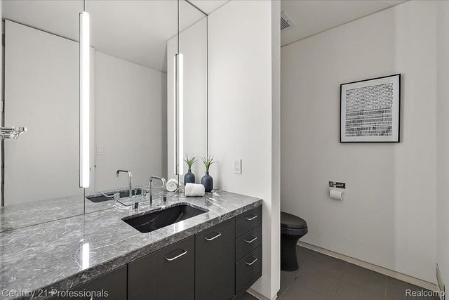 5904 Wing Lake Road, Bloomfield Charter Township, MI 48301