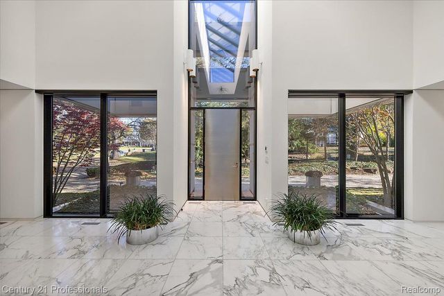 5904 Wing Lake Road, Bloomfield Charter Township, MI 48301