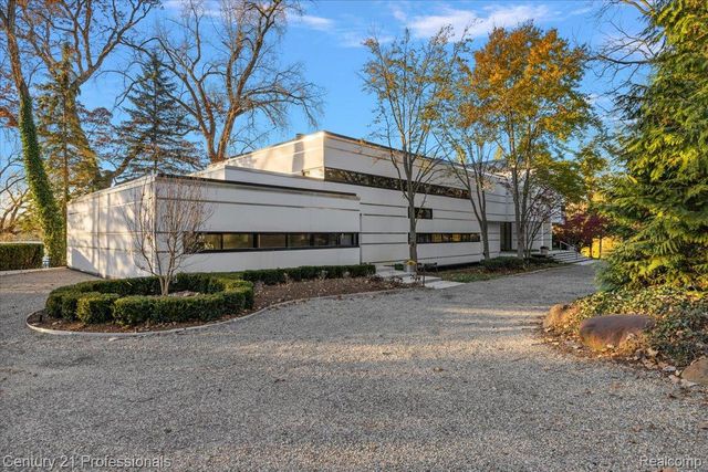 5904 Wing Lake Road, Bloomfield Charter Township, MI 48301