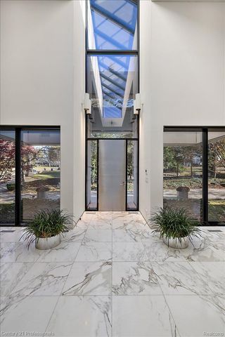 5904 Wing Lake Road, Bloomfield Charter Township, MI 48301