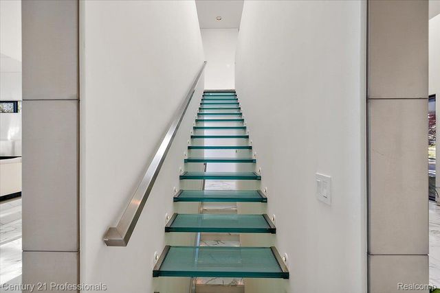 5904 Wing Lake Road, Bloomfield Charter Township, MI 48301