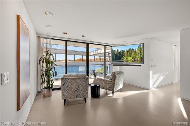 5904 Wing Lake Road, Bloomfield Charter Township, MI 48301