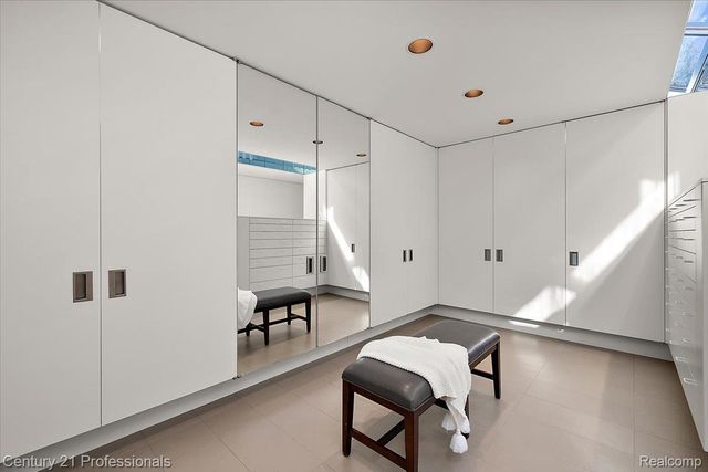 5904 Wing Lake Road, Bloomfield Charter Township, MI 48301