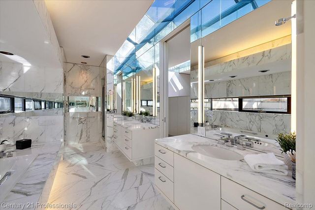 5904 Wing Lake Road, Bloomfield Charter Township, MI 48301