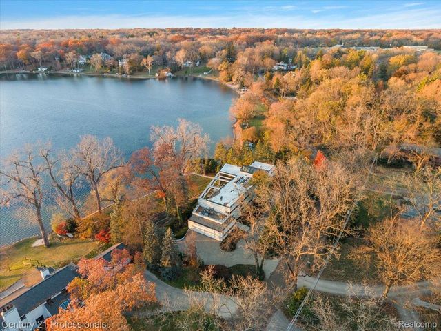 5904 Wing Lake Road, Bloomfield Charter Township, MI 48301