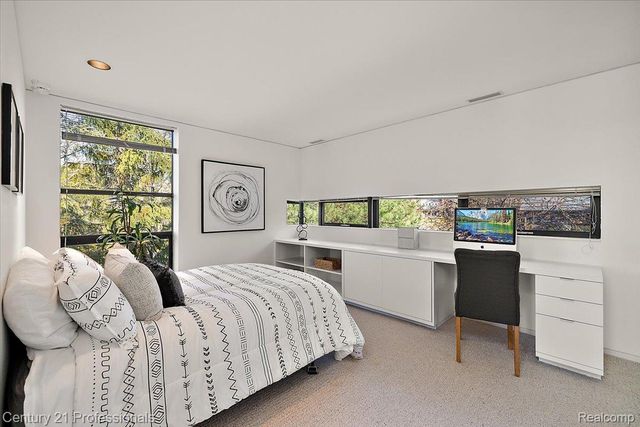 5904 Wing Lake Road, Bloomfield Charter Township, MI 48301