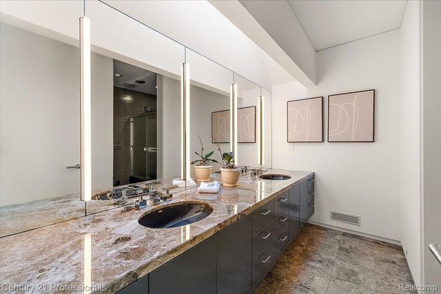 5904 Wing Lake Road, Bloomfield Charter Township, MI 48301