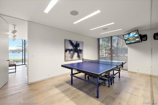 5904 Wing Lake Road, Bloomfield Charter Township, MI 48301