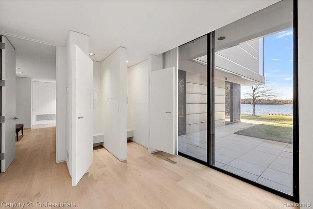 5904 Wing Lake Road, Bloomfield Charter Township, MI 48301