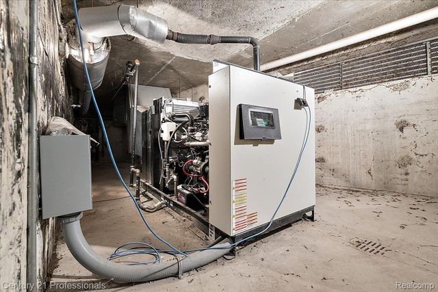 5904 Wing Lake Road, Bloomfield Charter Township, MI 48301