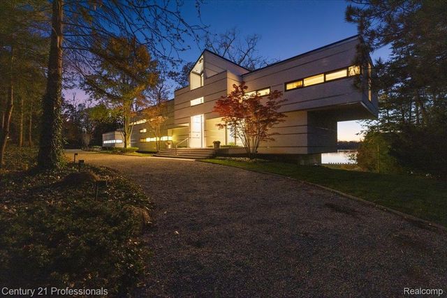 5904 Wing Lake Road, Bloomfield Charter Township, MI 48301