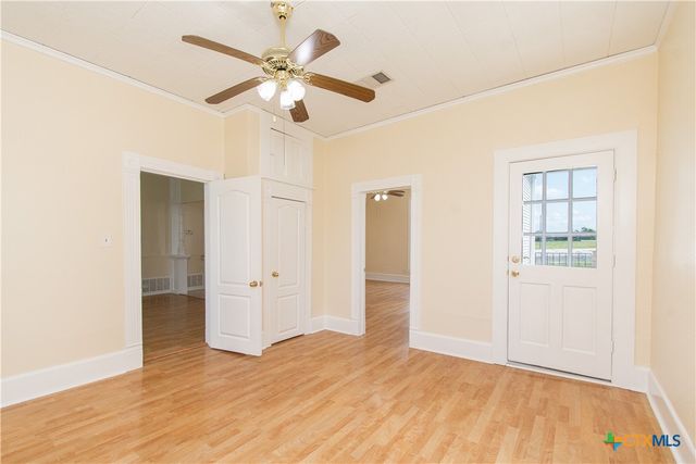 211 W Mesquite Avenue, Rogers, TX 76569