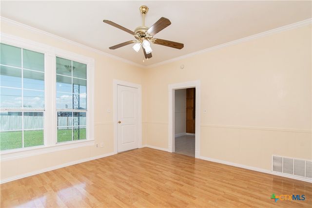 211 W Mesquite Avenue, Rogers, TX 76569