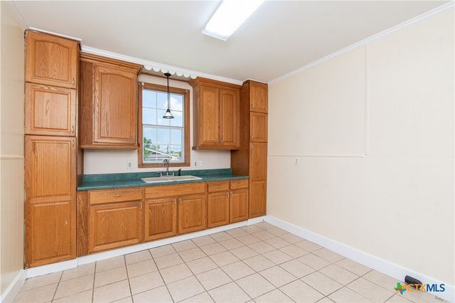 211 W Mesquite Avenue, Rogers, TX 76569