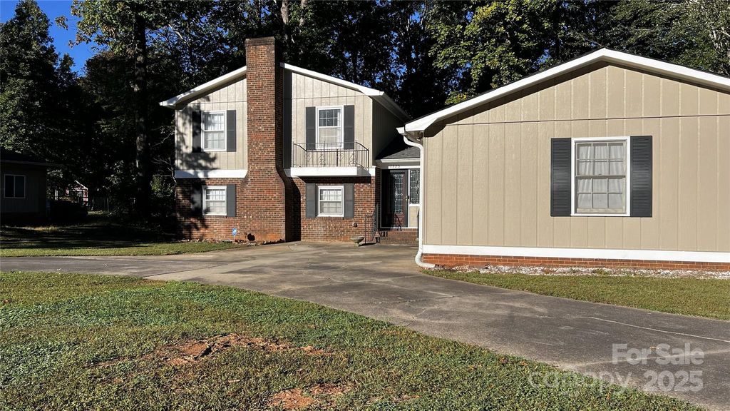 1325 Leolillie Lane, Charlotte, NC 28216