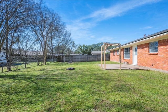 1402 Skrivanek, College Station, TX 77840