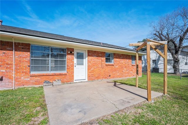 1402 Skrivanek, College Station, TX 77840
