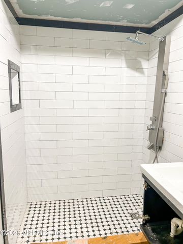 4242 PINEWOOD Avenue, Jacksonville, FL 32207