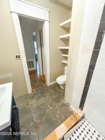 4242 PINEWOOD Avenue, Jacksonville, FL 32207