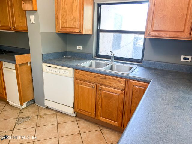 4242 PINEWOOD Avenue, Jacksonville, FL 32207