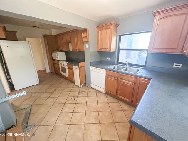 4242 PINEWOOD Avenue, Jacksonville, FL 32207