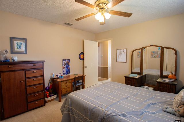 6001 Huntington Dr, Tyler, TX 75703