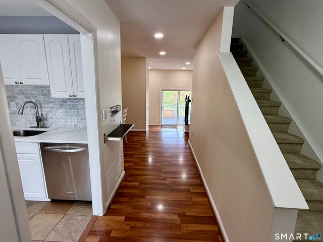 9 Watch Hill Circle 9, Cromwell, CT 06416