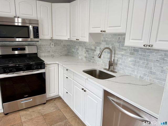 9 Watch Hill Circle 9, Cromwell, CT 06416