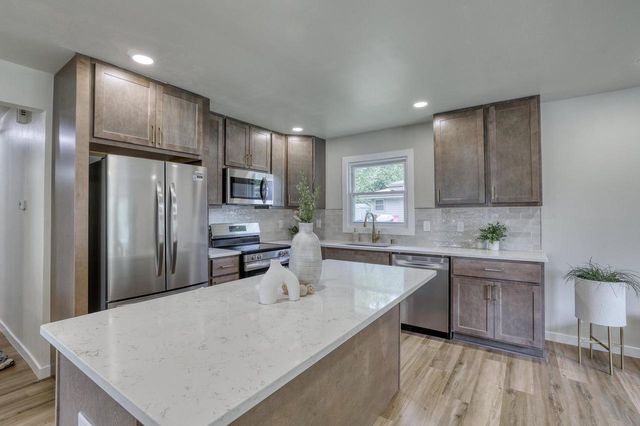 1231 River Park CIRCLE W, Mukwonago, WI 53149