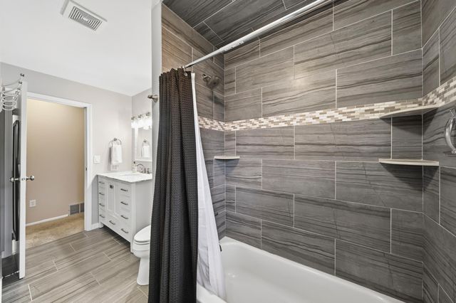 811 Everett Drive, Stillwater, MN 55082