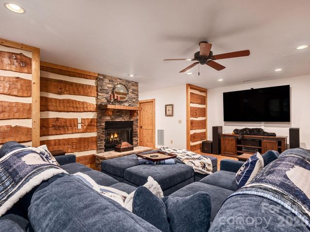 37 Grinnin Sun Road, Burnsville, NC 28714