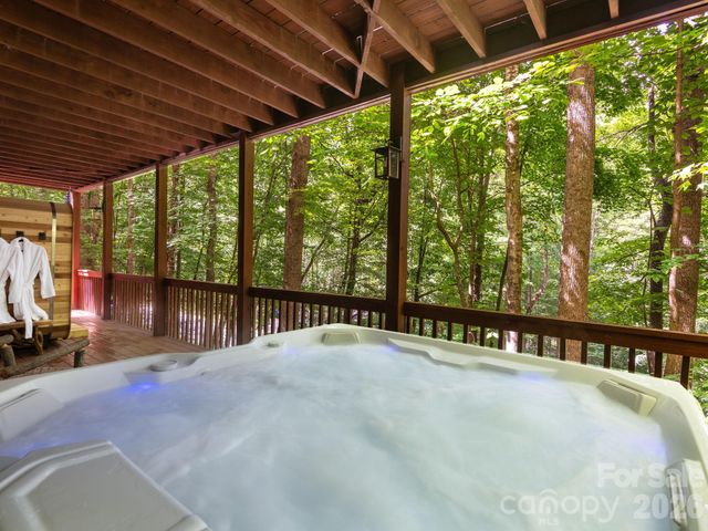 37 Grinnin Sun Road, Burnsville, NC 28714