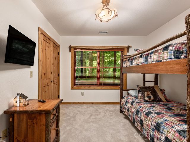 37 Grinnin Sun Road, Burnsville, NC 28714