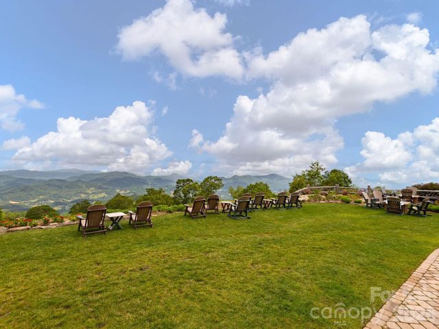 37 Grinnin Sun Road, Burnsville, NC 28714