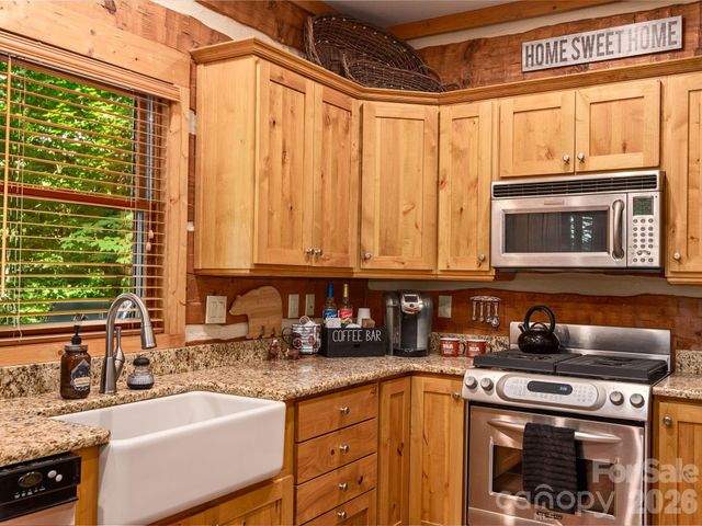 37 Grinnin Sun Road, Burnsville, NC 28714