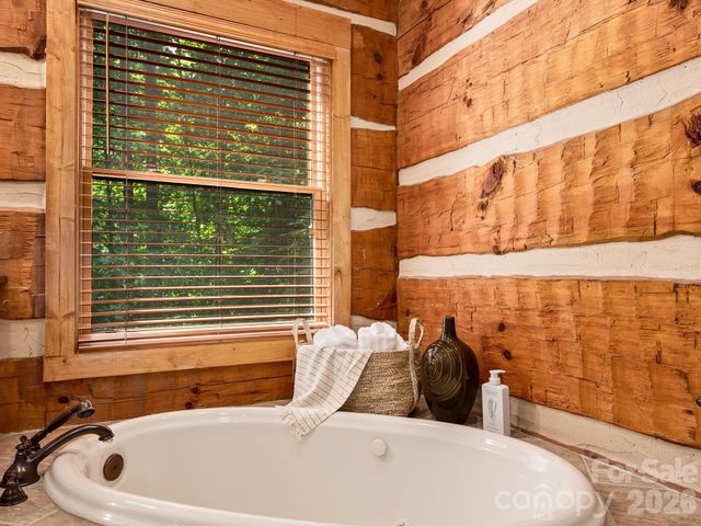 37 Grinnin Sun Road, Burnsville, NC 28714