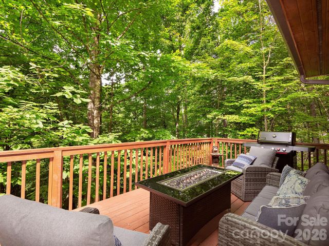 37 Grinnin Sun Road, Burnsville, NC 28714