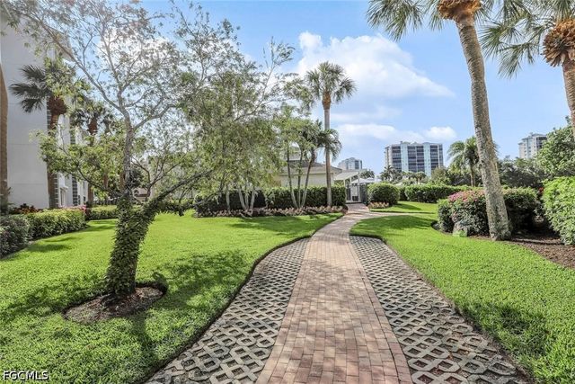 340 Horse Creek DR 305, Naples, FL 34110
