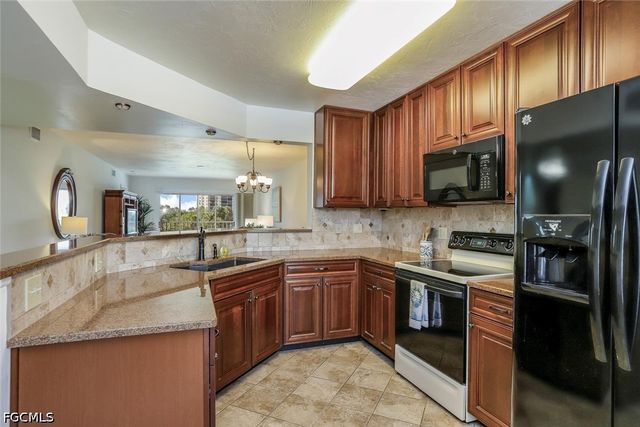 340 Horse Creek DR 305, Naples, FL 34110