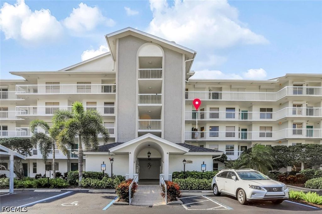 340 Horse Creek DR 305, Naples, FL 34110