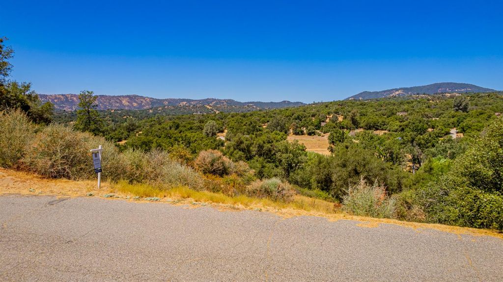 Image 15 of property listing at 16 Lulniu Lane, Ahwahnee, CA 93601