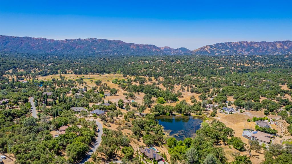 Image 5 of property listing at 16 Lulniu Lane, Ahwahnee, CA 93601