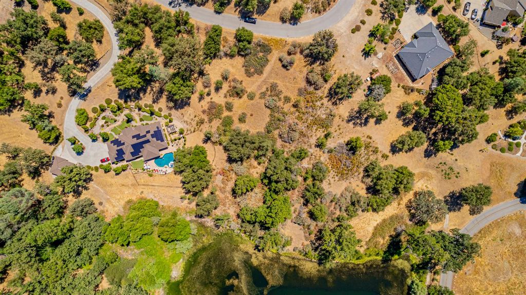 Image 6 of property listing at 16 Lulniu Lane, Ahwahnee, CA 93601