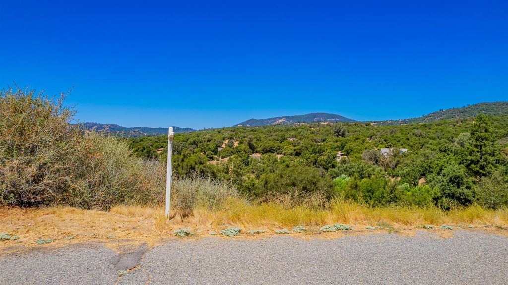 Image 7 of property listing at 16 Lulniu Lane, Ahwahnee, CA 93601